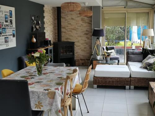 ein Wohnzimmer mit einem Tisch und einem Sofa in der Unterkunft Maison de centre-ville in Le Mans