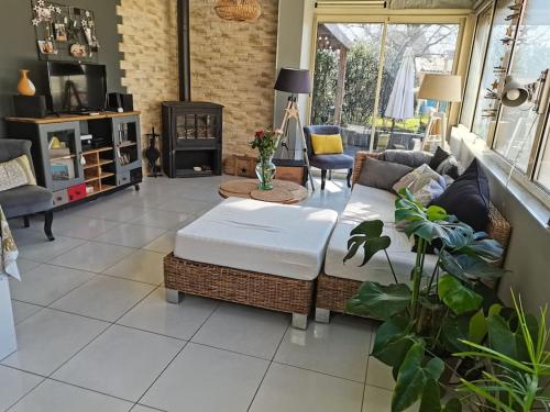 ein Wohnzimmer mit Sofa und Tisch in der Unterkunft Maison de centre-ville in Le Mans