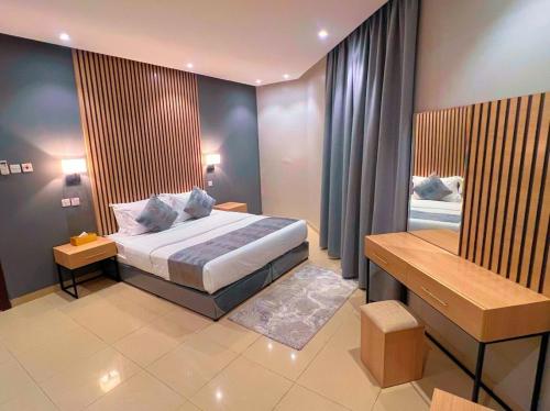 السعادة سويت - الملز الرياض Saada Suites Serviced Apartments في الرياض: غرفة نوم فيها سرير ومكتب