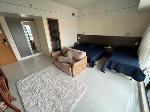uma sala de estar com uma cama e um sofá em Tropical Executive Flat Vista Incrível para a Orla em Manaus