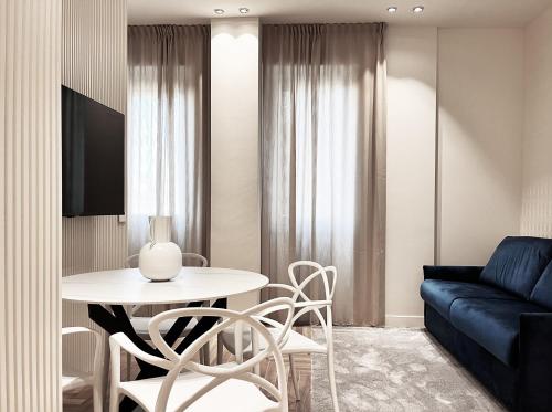 un soggiorno con tavolo e divano di YLS Luxury Suites 2 a Milano