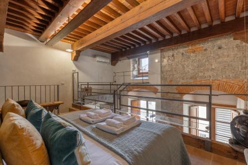 Old Bridge large and unique artful apartment with elevator