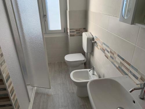 a bathroom with a toilet and a sink at casa Berzano in Vallegioliti