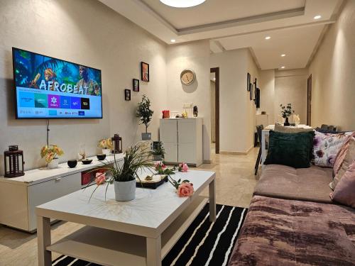 TV o dispositivi per l'intrattenimento presso Luxury Living 3 Bedroom Apartment with Garden Terrace and Private Balcony