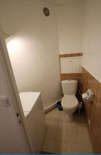 une petite salle de bain avec toilettes et lavabo dans l'établissement St Aygulf Grand studio 400m de la plage, à Fréjus