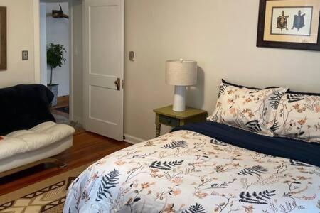 1 dormitorio con 1 cama y 1 mesa con lámpara en Catskills Cabin with Hot Tub near Skiing, en Shandaken
