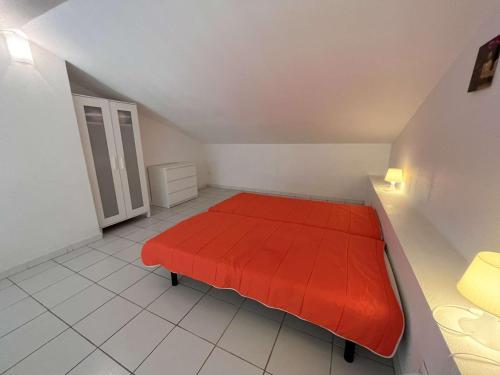 a bedroom with a red bed in a room at Charmant T2/Mezzanine avec Piscine et Terrasse, à 5 min de la Plage, St-Raphaël - FR-1-226A-148 in Boulouris-sur-Mer