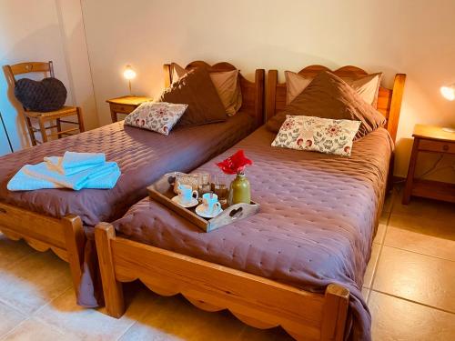 卡龐特拉的住宿－Gîte Les Vignes，一间卧室配有一张床,上面放着一个食物托盘