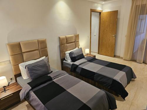 Letto o letti in una camera di Luxury Living 3 Bedroom Apartment with Garden Terrace and Private Balcony