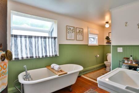 bagno con vasca, finestra e lavandino di Catskill CountryHouse w Hot Tub Near Skiing a Mount Tremper