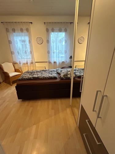 een kleine slaapkamer met een bed en een raam bij Privatzimmer Haus Grünewald in Solingen