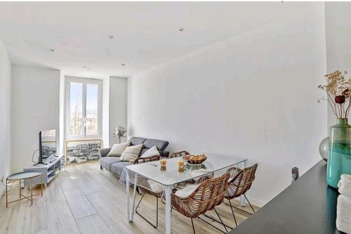 un salon avec une table et un canapé dans l'établissement Appartement Roi Jérôme - Hypercentre, à Ajaccio