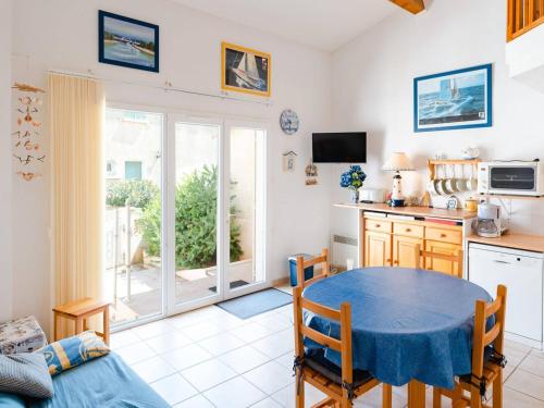 une cuisine et une salle à manger avec une table et des chaises dans l'établissement Villa cosy avec terrasse et 2 chambres - 5 pers. max à Saint Pierre La Mer, proche plage - FR-1-409-7, à Saint Pierre La Mer