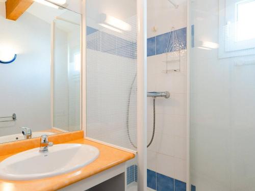 une salle de bain avec un lavabo et une douche dans l'établissement Villa cosy avec terrasse et 2 chambres - 5 pers. max à Saint Pierre La Mer, proche plage - FR-1-409-7, à Saint Pierre La Mer