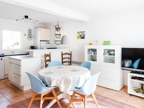 une cuisine et une salle à manger avec une table et des chaises dans l'établissement Villa 4 pièces lumineuse avec terrasse, garage, 6 couchages, proche plage et commerces, Narbonne-Plage - FR-1-409-19, à Narbonne