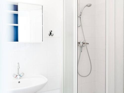 une salle de bain blanche avec un lavabo et une douche dans l'établissement Villa 4 pièces lumineuse avec terrasse, garage, 6 couchages, proche plage et commerces, Narbonne-Plage - FR-1-409-19, à Narbonne