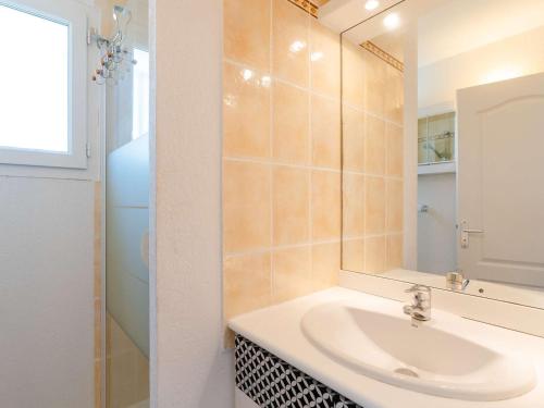 Ένα μπάνιο στο Pavillon 5 pièces avec piscine, terrasse et WIFI - 8 pers, Narbonne-Plage - FR-1-409-28