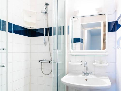 une salle de bain avec une douche, un lavabo et un miroir dans l'établissement Pavillon Climatisé 3 Pièces avec Terrasse et Garage, Proche Plage - 4 Couchages - FR-1-409-68, à Narbonne-Plage