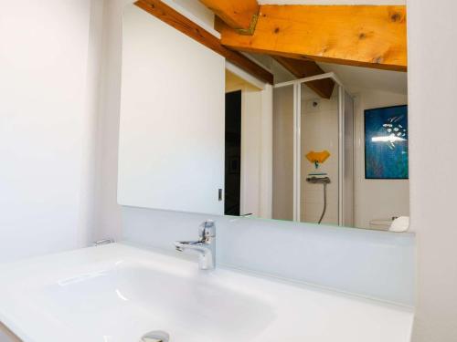 Et badeværelse på Villa climatisée 3 pièces pour 4 pers., avec WIFI, parking et piscine - Proche plage - FR-1-409-93