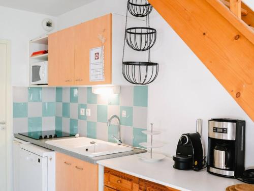 une cuisine avec un évier et un plan de travail dans l'établissement Villa moderne avec jardin et terrasse, 2 chambres + mezzanine, proche plage - Narbonne-Plage - FR-1-409-102, à Narbonne-Plage