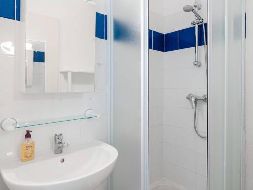 uma casa de banho branca com um lavatório e um chuveiro em Villa Narbonne-Narbonne Plage-Narbonne Plage, 3 pièces, 4 personnes - FR-1-409-112 em Narbonne Plage