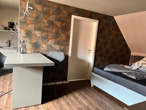 a small room with a bed and a table at Altstadtpension am Dom in Erfurt