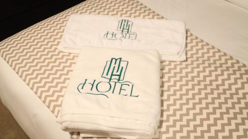 - un ensemble de serviettes assises au-dessus d'un lit dans l'établissement MH HOTEL LA CASA, à Laâyoune