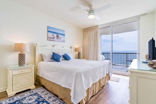 1 dormitorio con 1 cama y vistas al océano en Beach Club 806A, en Gulf Highlands