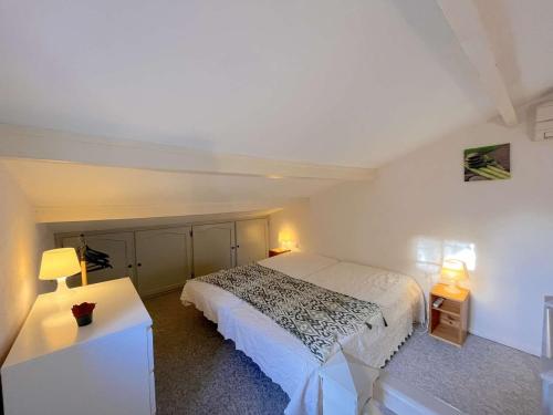 - une chambre avec un lit et un bureau avec deux lampes dans l'établissement Studio Mezzanine avec Jardin Privatif, Parking et Clim - Saint-Raphaël - FR-1-226A-81, à Saint-Raphaël