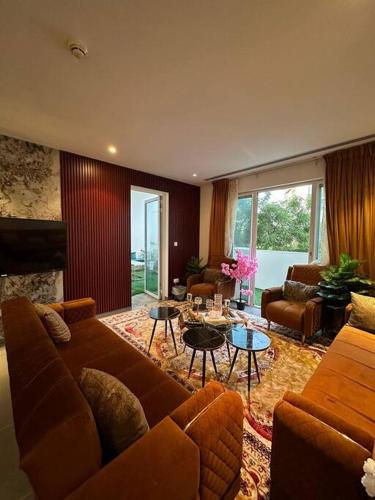 a living room with a couch and a table at Lyoan home in Ḩayl Āl ‘Umayr