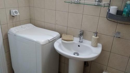 y baño con lavamanos, aseo y lavamanos. en Lefkas Apartment, en Lefkada
