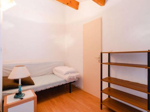 Cette petite chambre comprend des lits superposés et une lampe. dans l'établissement Pavillon climatisé 3 pièces avec mezzanine, terrasse, à 200m de la plage - 6 couchages - FR-1-409-153, à Narbonne-Plage