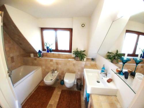 ein Badezimmer mit zwei Waschbecken, einer Badewanne und einer Badewanne in der Unterkunft Mediterran-Skandinavisch - Outdoorwhirlpool ganzjährig in Burgthann