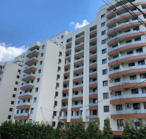 um grande edifício de apartamentos com varandas em Bucium Comfort Apartaments em Iaşi