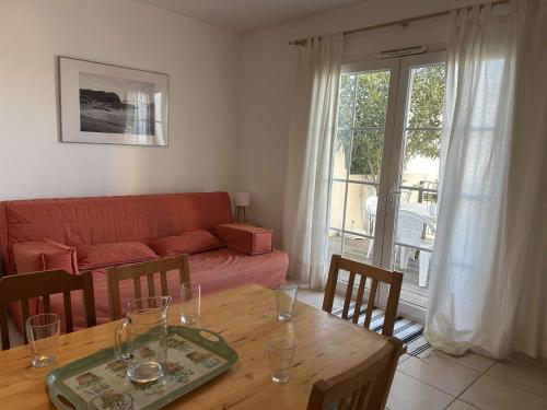 un salon avec une table et un canapé dans l'établissement Charmant duplex climatisé 3 pièces avec jardinet et garage privé - 6 couchages, Aigues-Mortes - FR-1-250-177, à Aigues-Mortes