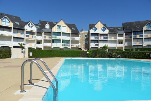 Swimmingpoolen hos eller tæt på REF 157 Studio pour deux personnes avec piscine vue Port Crouesty ARZON