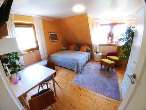 Schlafzimmer mit einem Bett, einem Tisch und einem Schreibtisch in der Unterkunft Mediterran-Skandinavisch - Outdoorwhirlpool ganzjährig in Burgthann