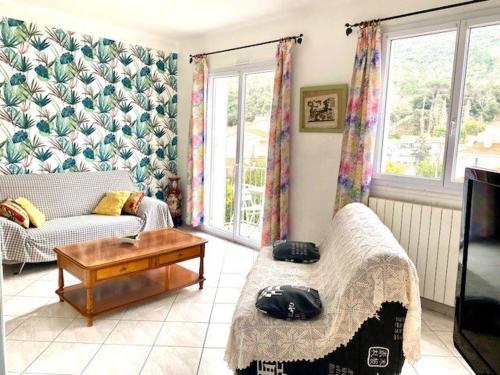 un salon avec un canapé et une table dans l'établissement Spacieux F2 ensoleillé de 62m², climatisé, balcon, parking, proche cures et centre, animaux acceptés - FR-1-703-121, à Amélie-les-Bains-Palalda