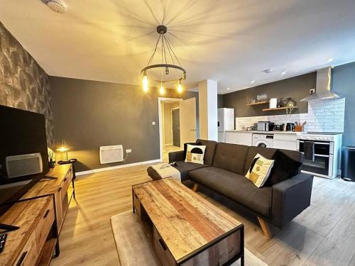 Coin salon dans l'établissement Sleek Industrial Apartment Close To B City