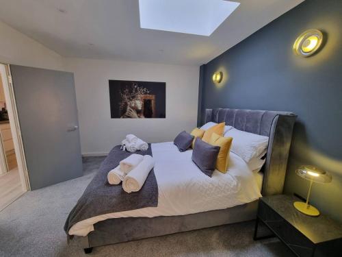 a bedroom with a large bed with pillows at Stunning 1 Bed Apt Minutes From Bham City Centre! in Birmingham