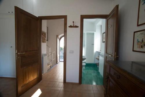 pasillo con puerta abierta al baño en Le Terrazze della Tuscia, en Latera