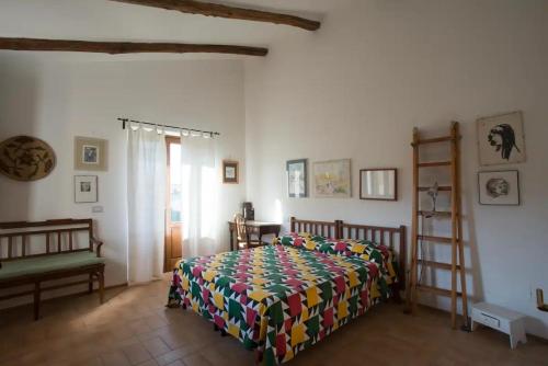 1 dormitorio con 1 cama con un edredón colorido en Le Terrazze della Tuscia, en Latera