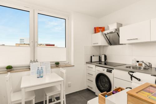 a kitchen with a washing machine and a window at FREE LIVING - City Design Apartments, Zentrum, Outlet, Balkon, Küche in Wolfsburg