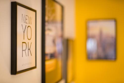a picture of a new york rrr sign on a wall at FREE LIVING - City Design Apartments, Zentrum, Outlet, Balkon, Küche in Wolfsburg
