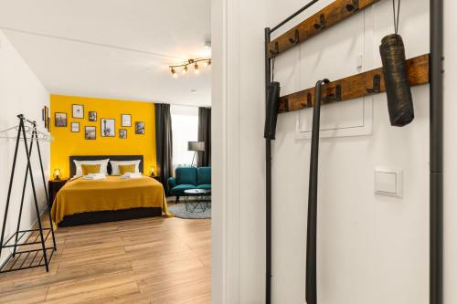 a bedroom with a bed and a yellow wall at FREE LIVING - City Design Apartments, Zentrum, Outlet, Balkon, Küche in Wolfsburg