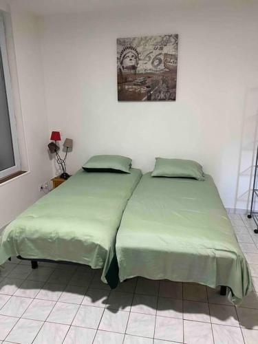 deux lits côte à côte dans une pièce dans l'établissement Studio hypercentre Abbatial 431, à Nogent-sur-Seine