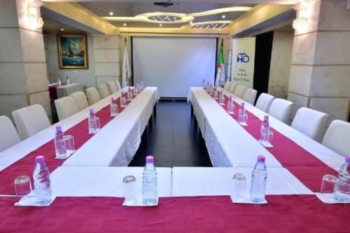 - une longue table avec des bouteilles d'eau dans l'établissement HOTEL IKRAM EL DHAYF, à El Madania