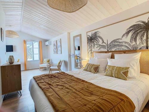 a bedroom with a large bed with a large bedspread at La Tranquillité in LʼHerbaudière