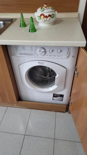 a dishwasher in a kitchen with a counter top at Casa bea in Taranto