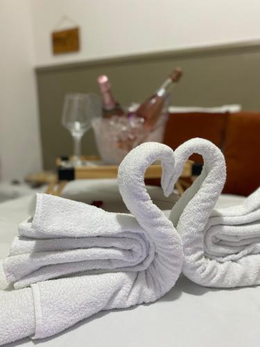 a pile of towels sitting on top of a bed at Pousada Asa Branca in Piranhas